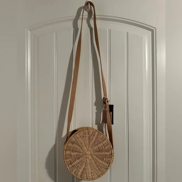 Universal Tread Straw Circle Tote Handbag - Picture 7 of 8